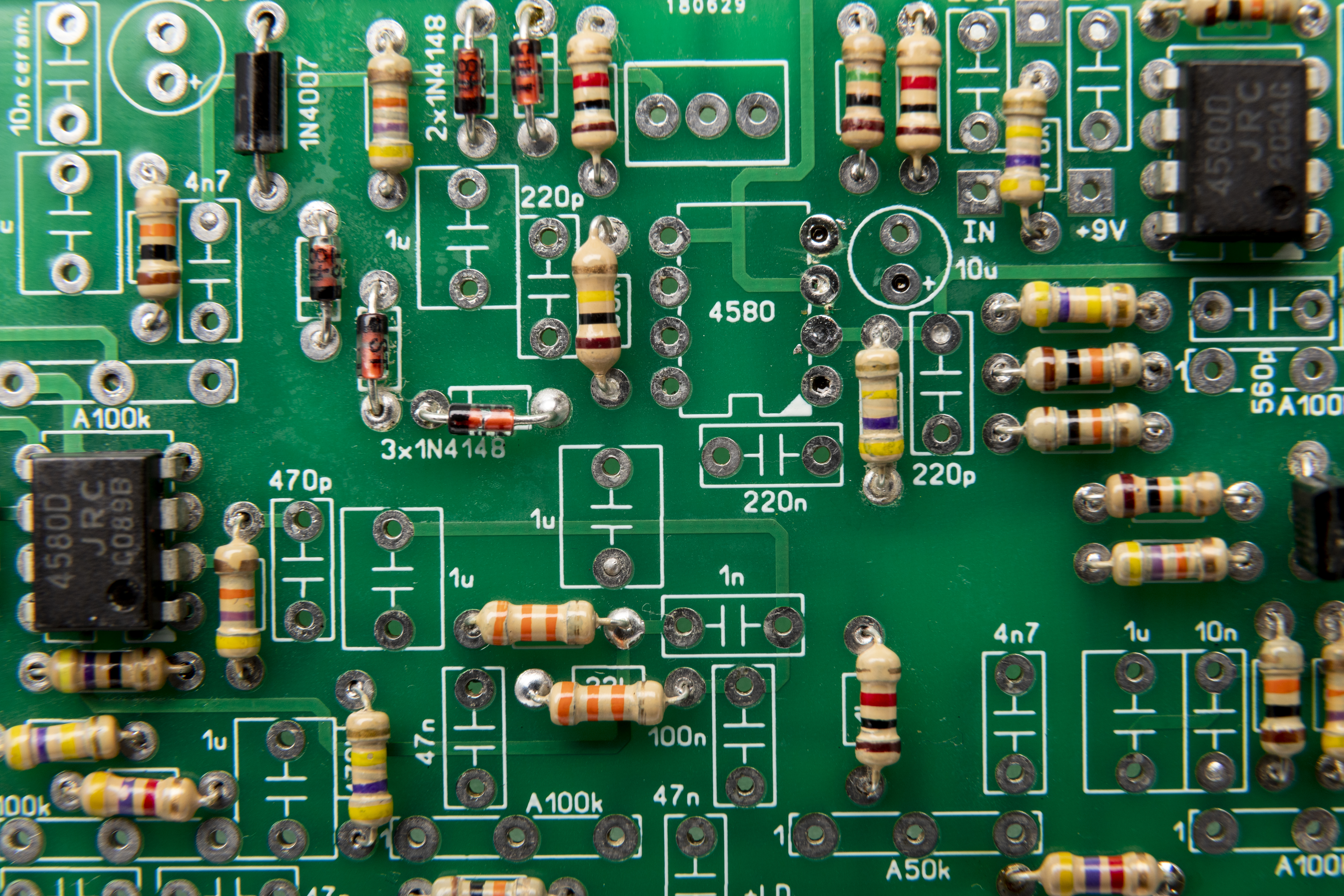 des résistances électroniques soudées